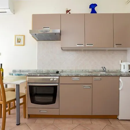 Guest house Lucija 4*