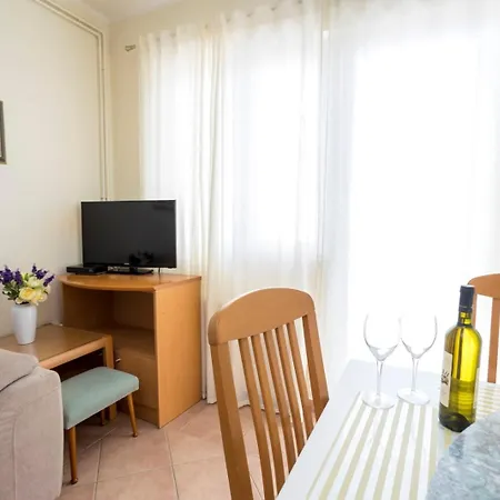 Guest house Lucija 4*