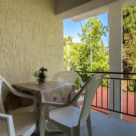 Guest house Lucija 4*