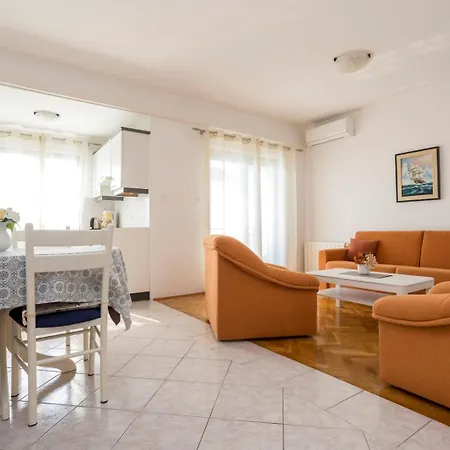 Guest house Lucija 4*