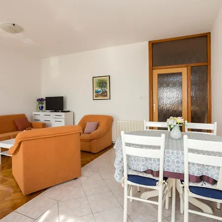 Guest house Lucija 4*